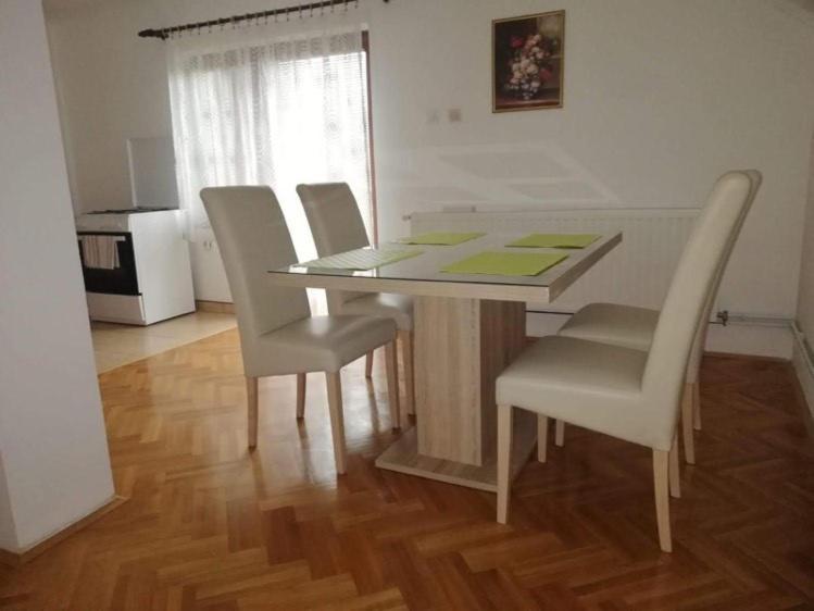 Apartman Nika โอโทชาส ภายนอก รูปภาพ